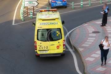 Un mujer evacuada en ambulancia tras sufrir una caída en San Juan (Foto TA)